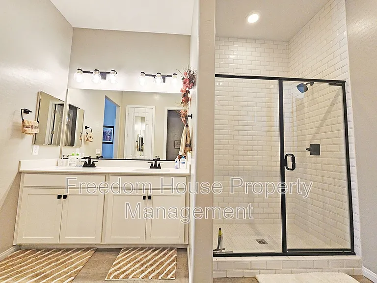 4901 Fairwood Ct — Photo 38
