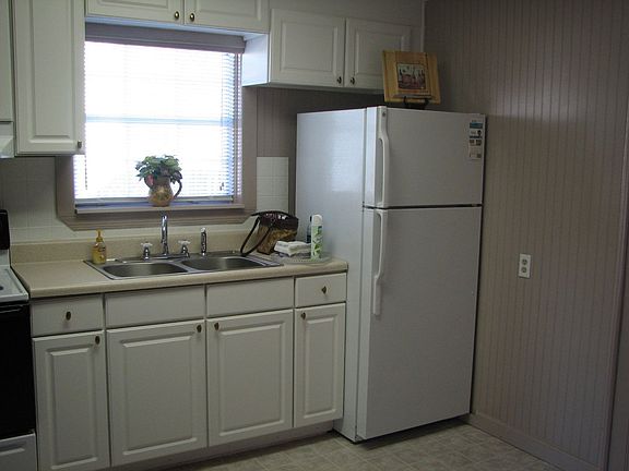 nice kitchen with newer appliances