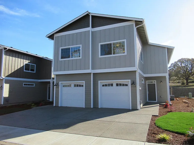 Large Duplex in South Salem! — Photo 1