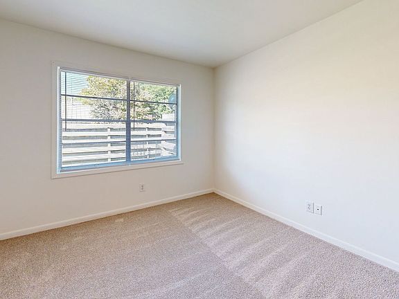 4th image of 926 Meadowood Dr NE #2