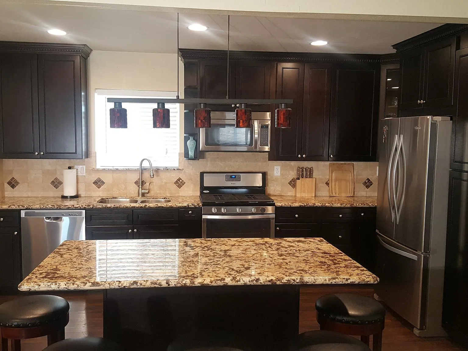 4 bed, 2292 sqft, $4,900 — Photo 2