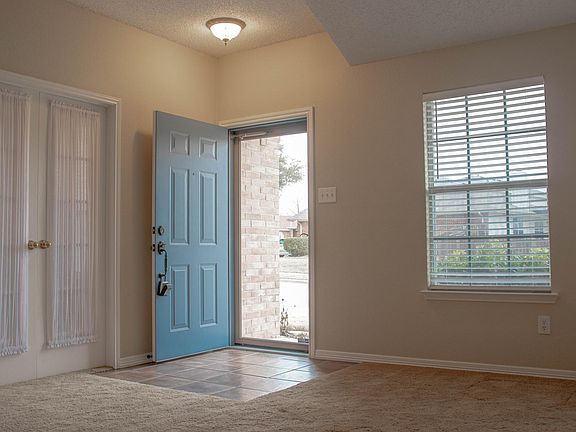 3rd image of 1207 Greenbriar Ln