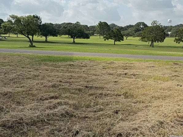 585 County Road 768, Devine, TX 78016