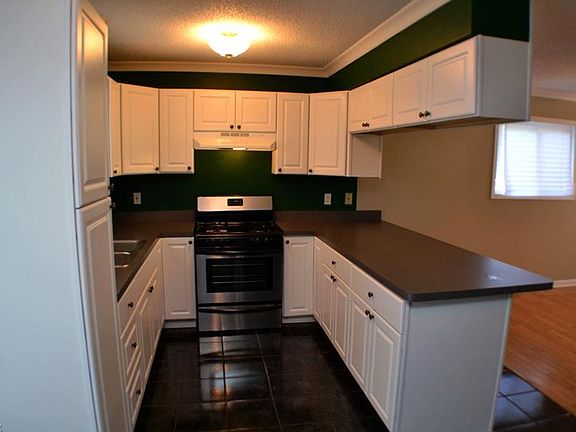 4th image of 935 East Dr