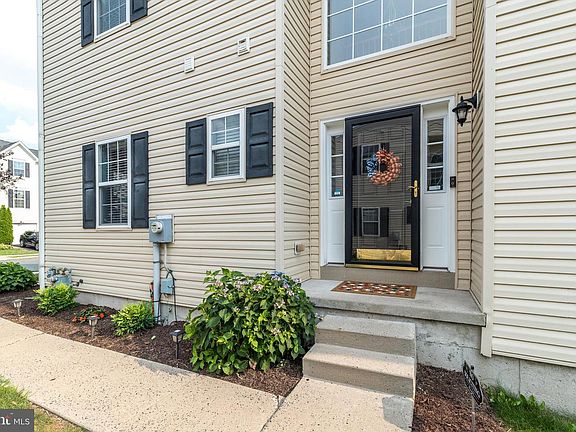 4th image of 85 Green View Dr
