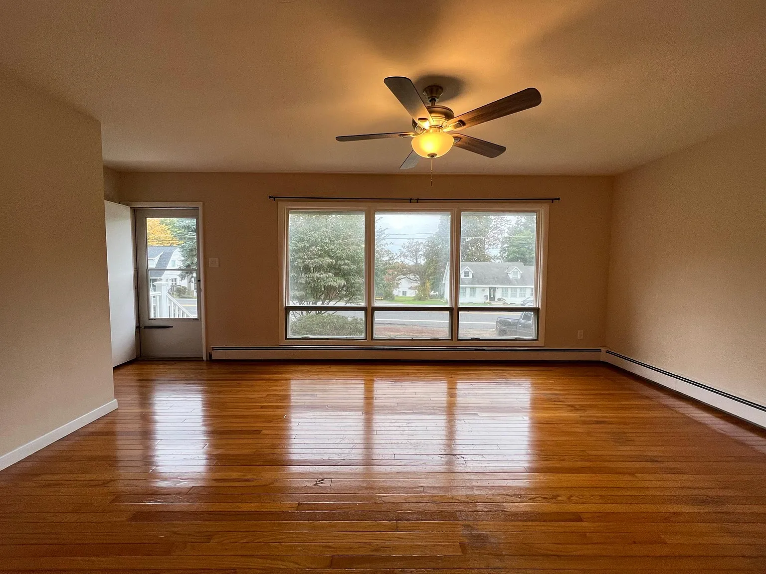 562 Woodlawn Ave — Photo 2