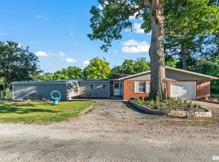 327 Elm Ln, Petersburg, IL 62675