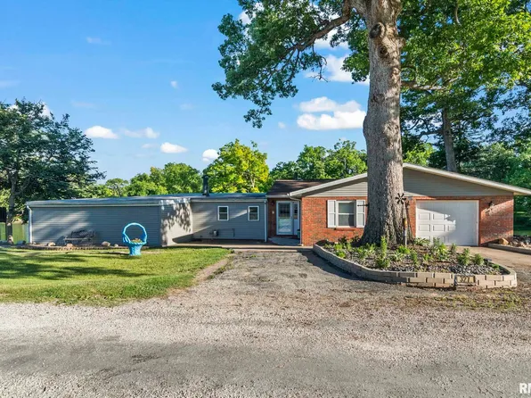 327 Elm Ln, Petersburg, IL 62675