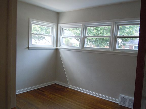 4th image of 20300 Lancaster St