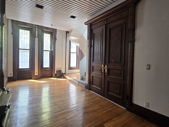 4th image of 155 E 80th St