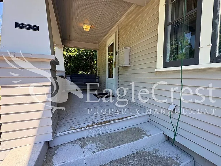304 S Division St — Photo 7