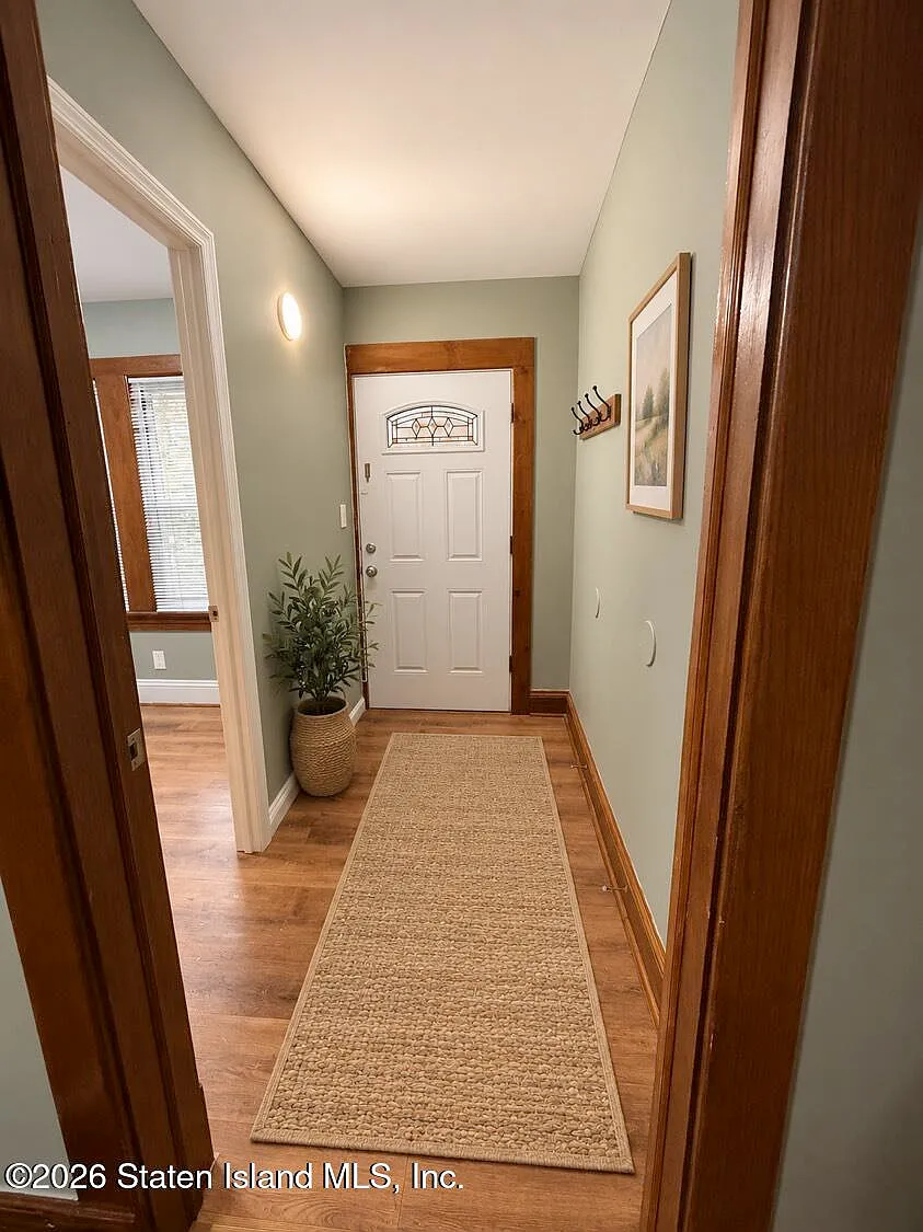 3 bed, 1.0 bath, 1760 sqft, $2,800 — Photo 2