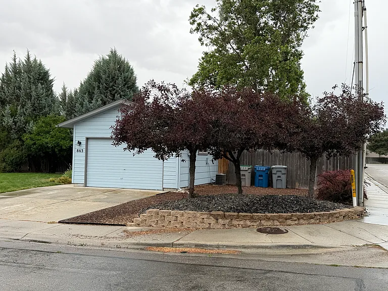 863 E Carter St — Photo 2