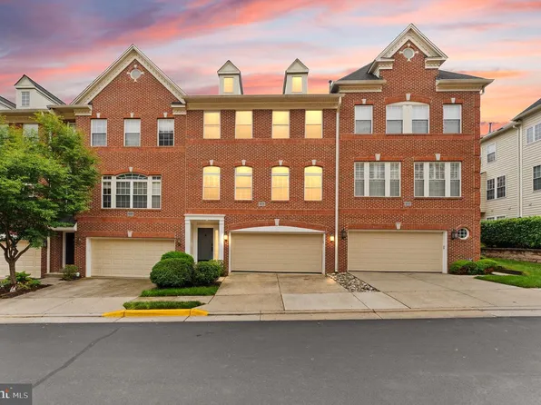 47779 Scotsborough Sq, Sterling, VA 20165