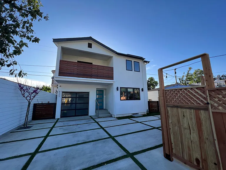 429 N Lomita St — Photo 2