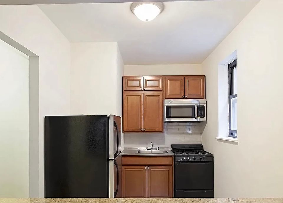 2nd image of 205 E 14th St APT 4C