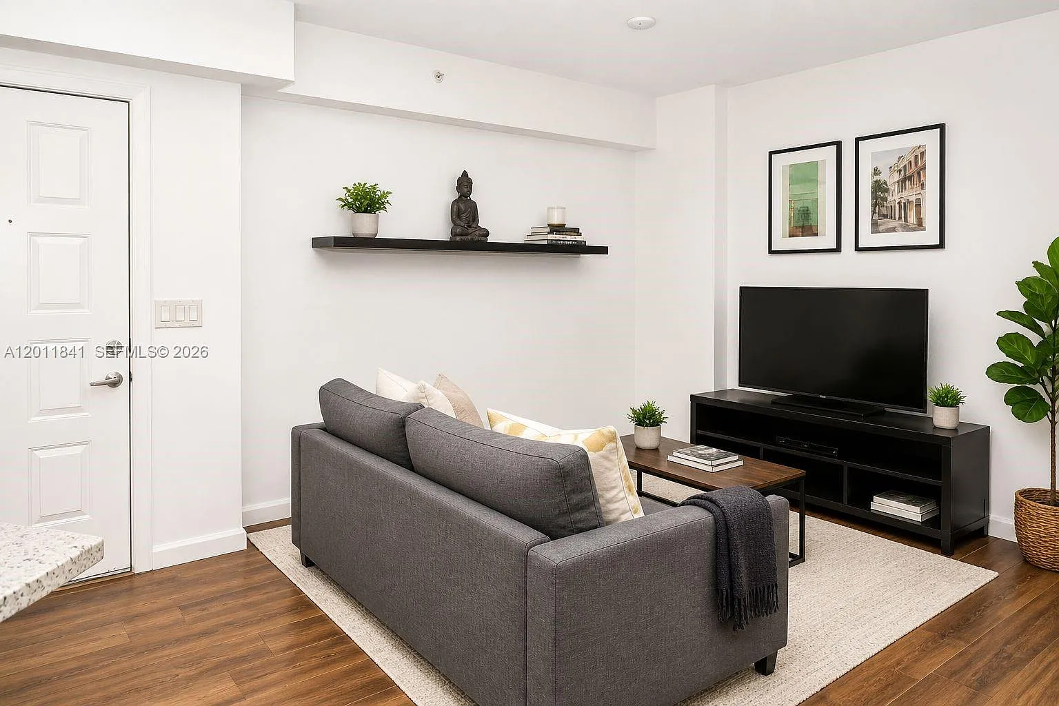 Radius Condo — Photo 1