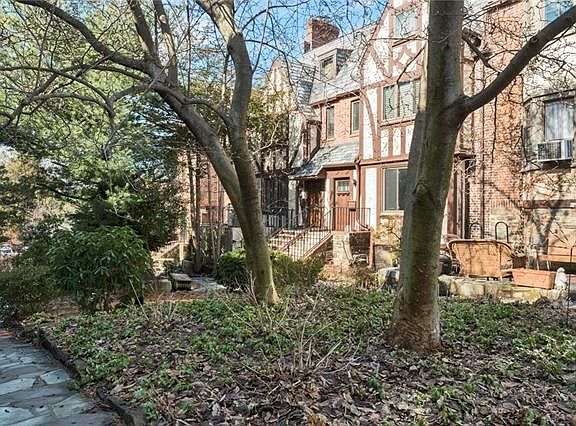 The Gardens at Center Knolls