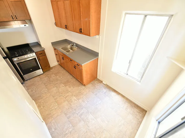 479 Merritt Ave — Photo 29