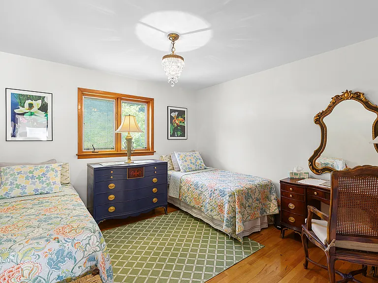 624 Noyack Rd — Photo 10