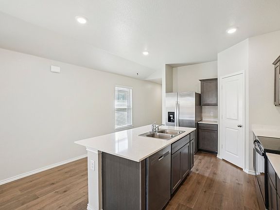 5th image of 905 Hay Loft Ln