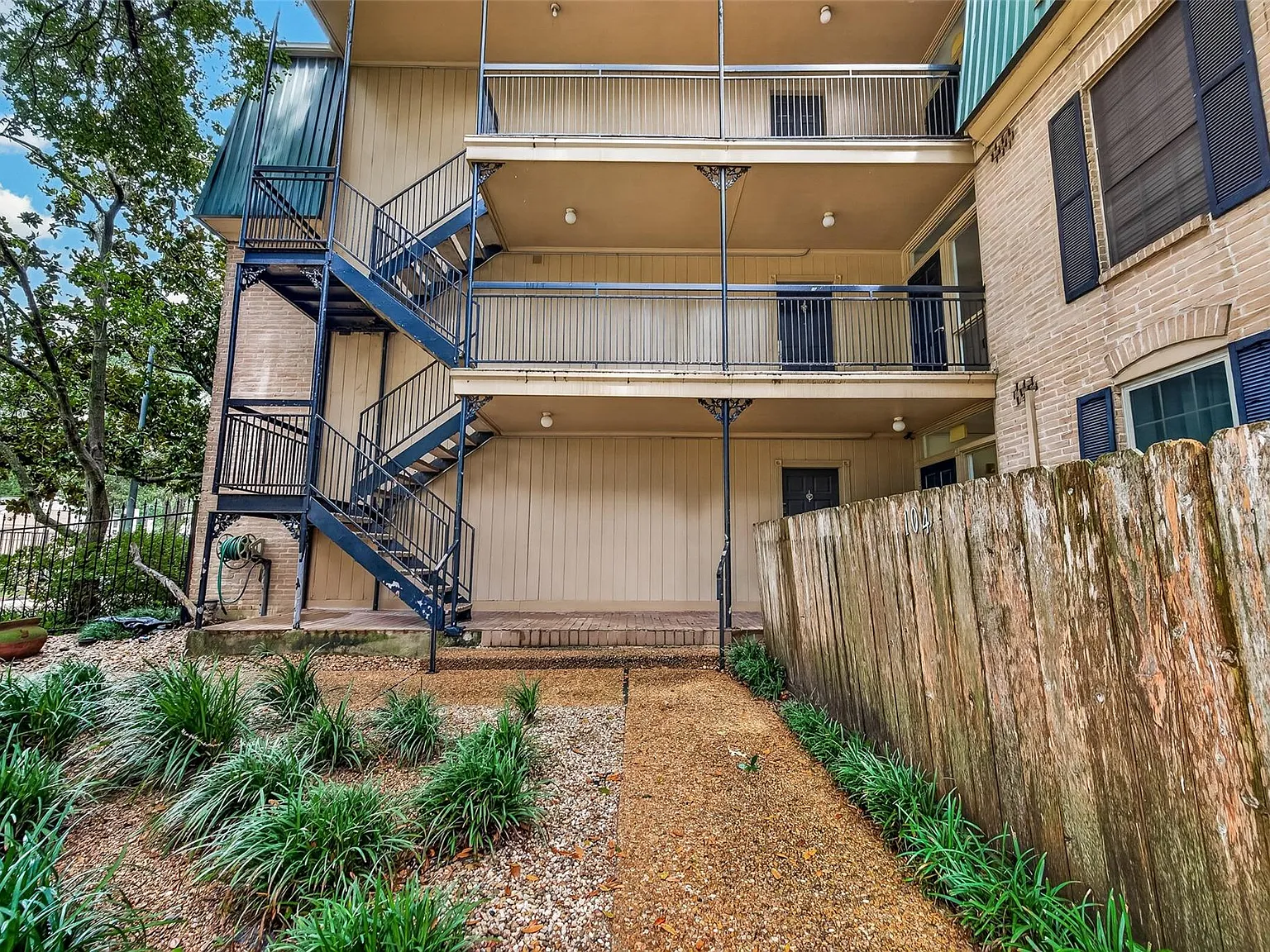 1 bed, 10.0 bath, 645 sqft, $1,200 — Photo 4