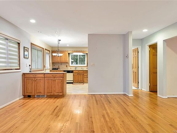 3rd image of 2 Hewitt Ave