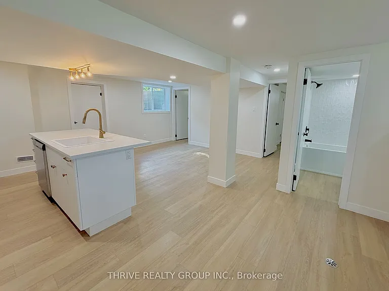 444 Ridgewood Cres #LOWER — Photo 3