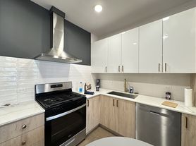 841 N Mozart St