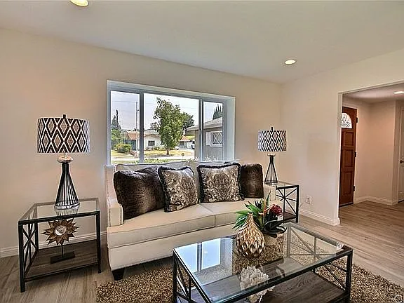 3 bed, 2.0 bath, 1524 sqft, $2,739 — Photo 2