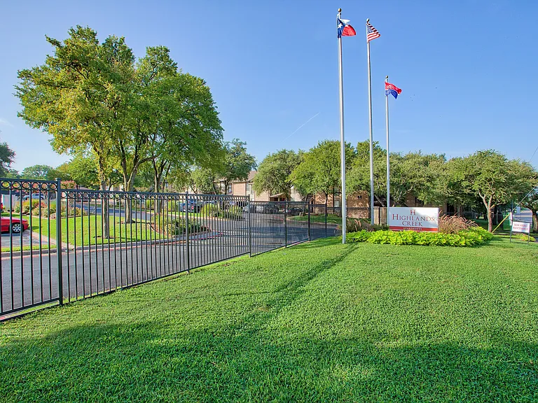 Highlands Creek Apartments — Photo 13