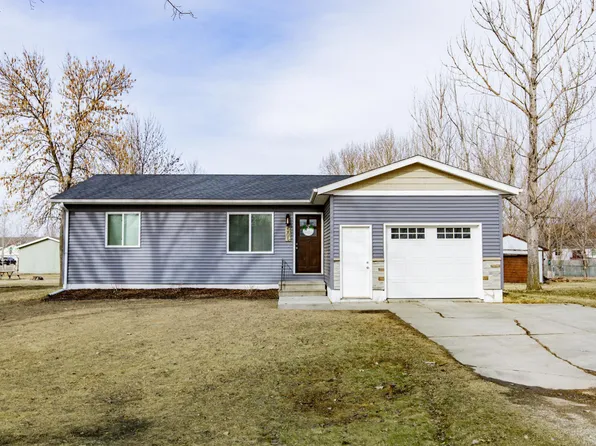 505 4th St E, Horace, ND 58047