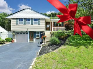 11 Lindron Ave, Smithtown, NY 11787