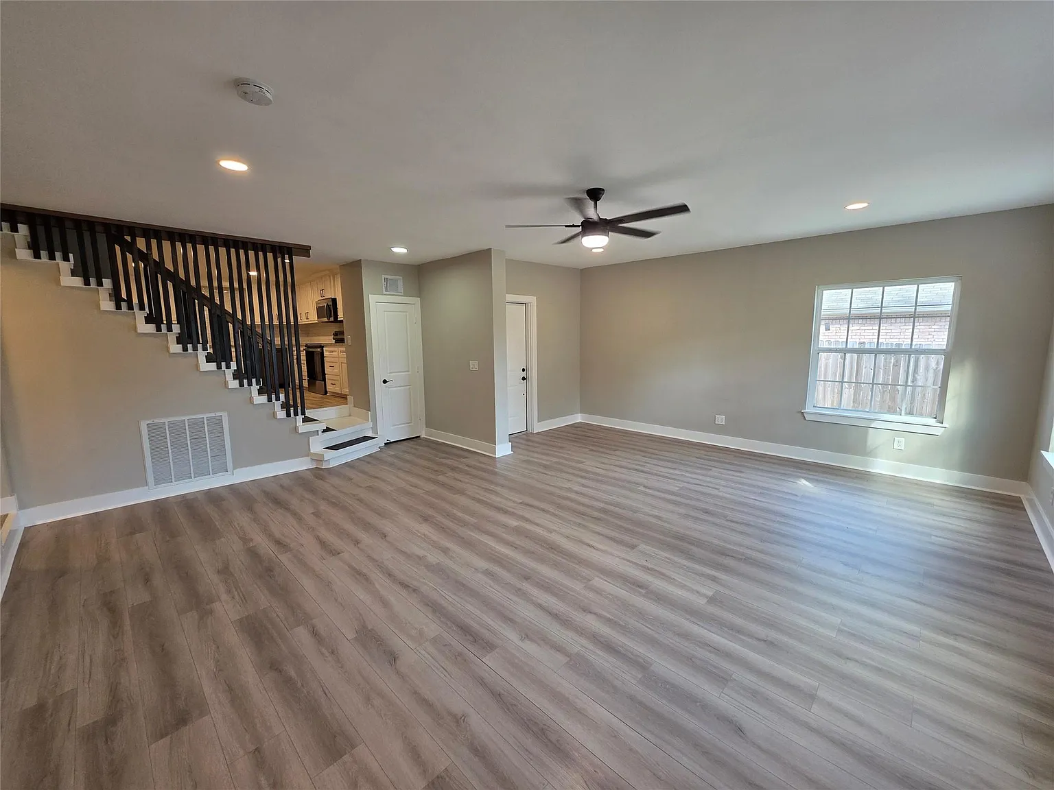 4 bed, 2.0 bath, 2549 sqft, $2,100 — Photo 3