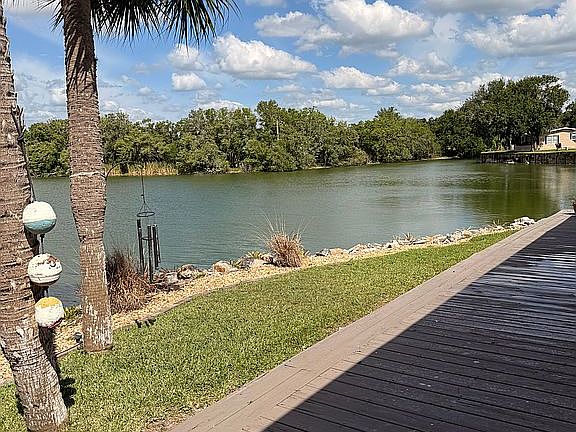 3rd image of 548 Oak Island Cir