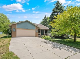 7031 Redwing Ln, Chanhassen, MN 55317