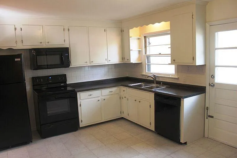 3 bed, 1863 sqft, $1,995 — Photo 2
