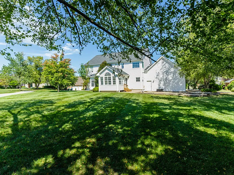 120 Roehampton Ln — Photo 83