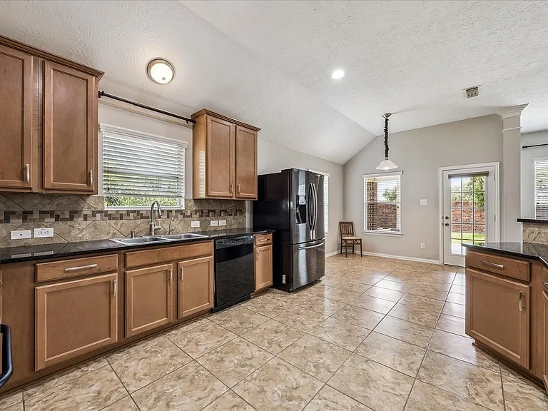 2821 Chinaberry Park Ln — Photo 3