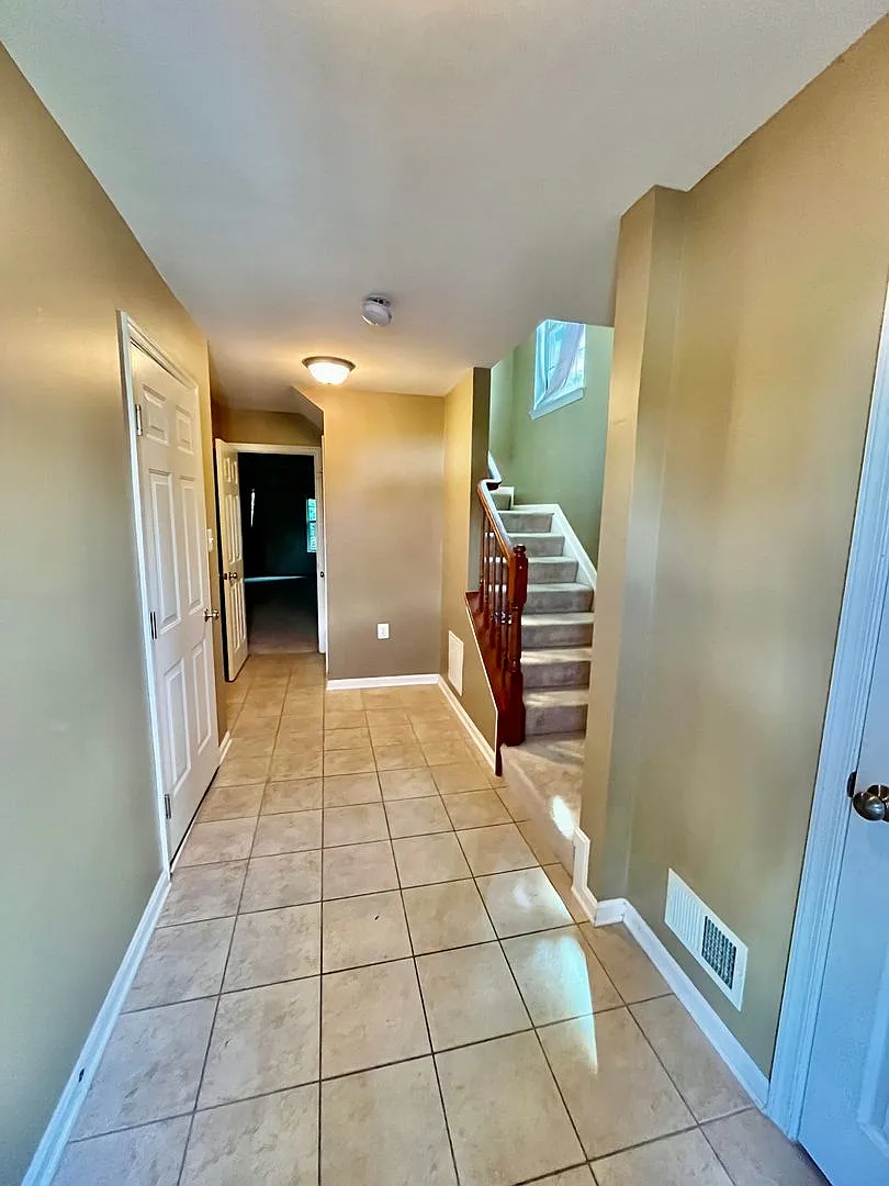Beautiful End-Unit Townhome 4 Bedrooms, 2 Full Baths & 2 Half Baths — Photo 4