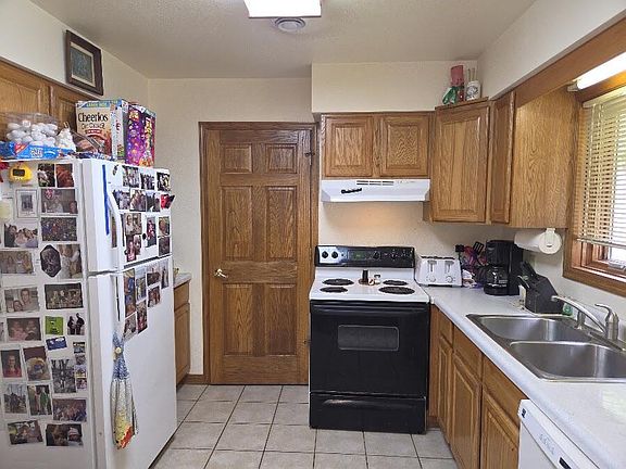 3rd image of 1004 Chrysler DRIVE