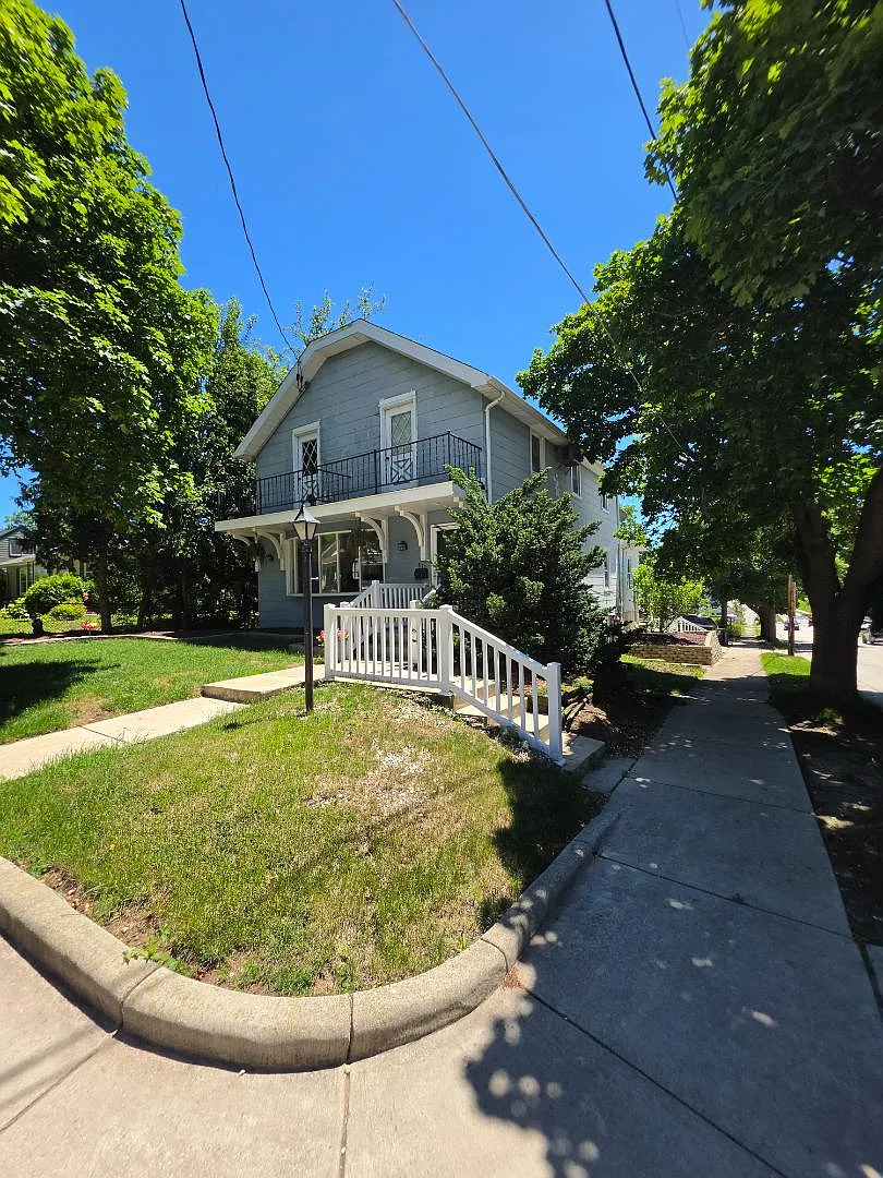 817 Chicago Ave - Upper — Photo 4