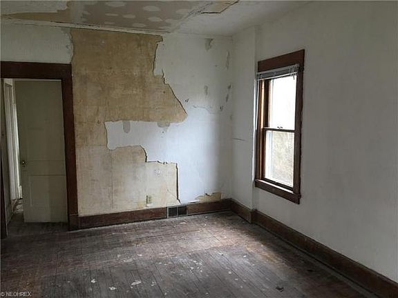 4th image of 33 Gertrude Ave