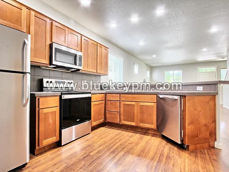 1200 SE Rasmussen Blvd — Photo 8