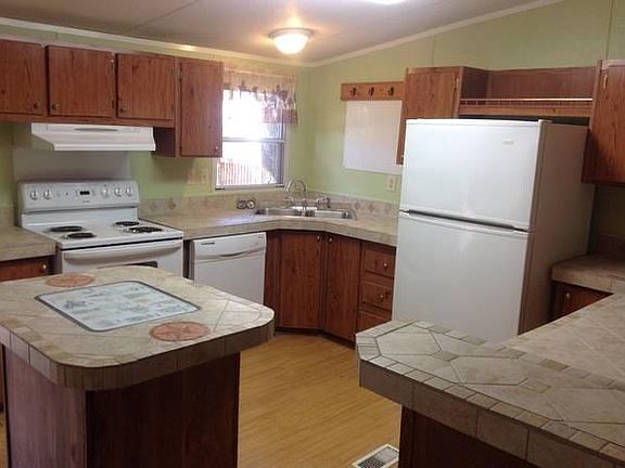 KITCHEN WITH SMALL ISLAND -----RANGE - DISHWASHER AND REFRIGERATOR