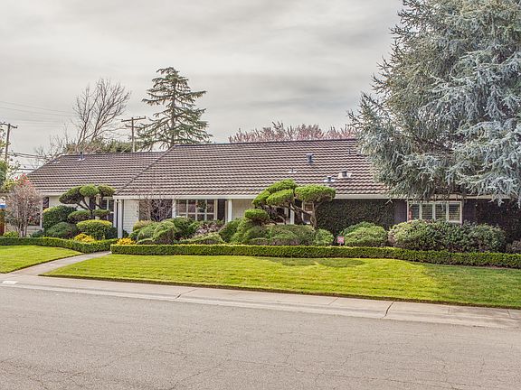 3rd image of 141 Clunie Dr