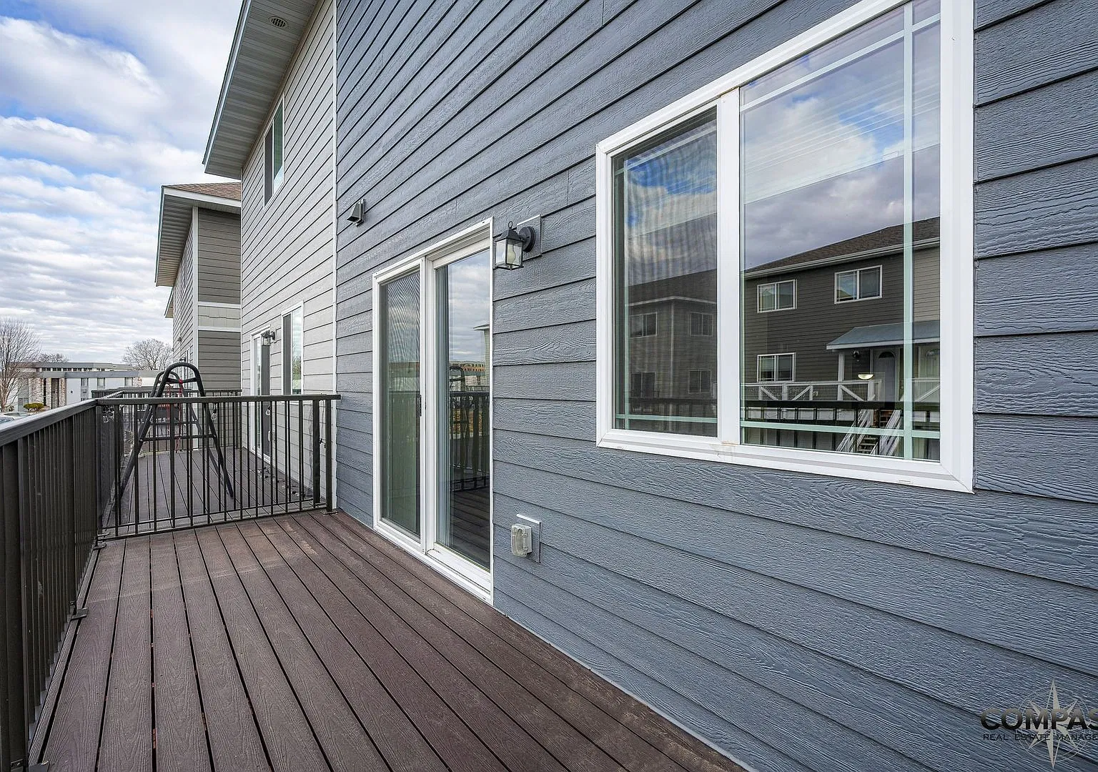 Spacious And Modern Townhome — Photo 4