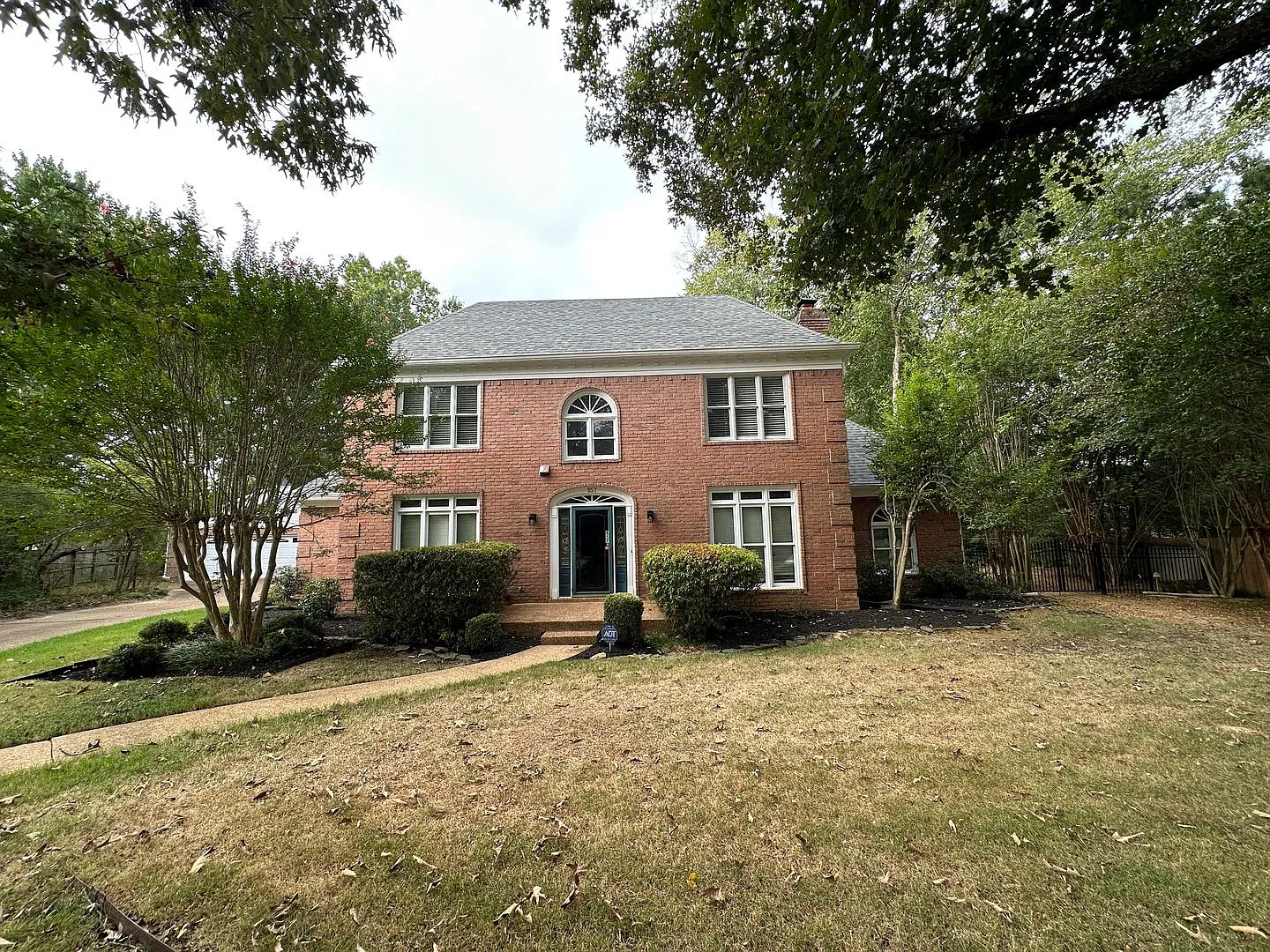 Spacious Collierville Home with Guest Suite & 4-Car Garage. Landscaping Included! — Photo 2