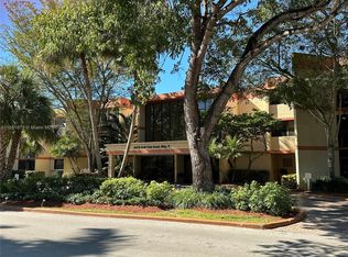 16475 Golf Club Rd APT 111, Weston, FL 33326