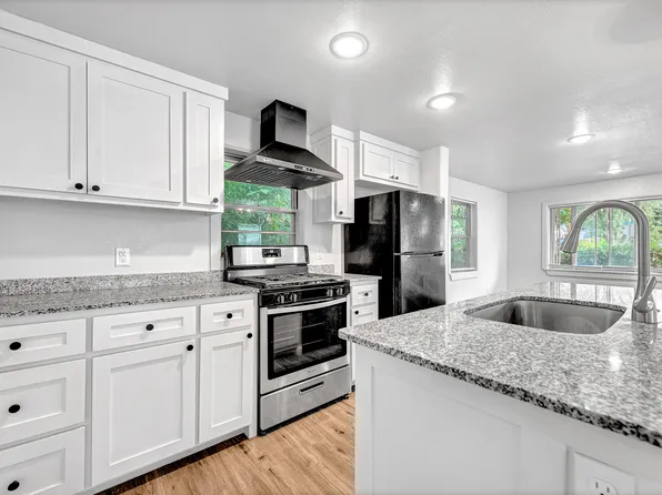 553 E McClinton St, Fayetteville, AR 72701